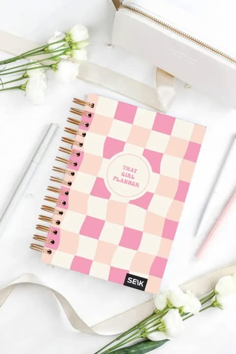 Tegude Kalender märkmik - that girl planner 26/27 (suur- spiraaliga)