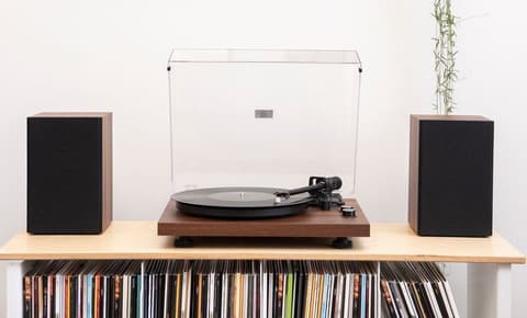 Crosley Vinüülplaadimängija C62B, Koos Kõlaritega (Pruun Pähkel)