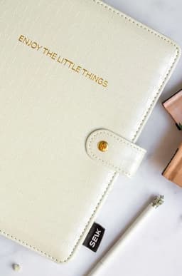 SEIK Premium nahast kaantega Tegude Kalender märkmik 2026 valge